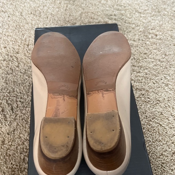 Ferragamo size 7 pumps. In nice condition - Picture 2 of 4